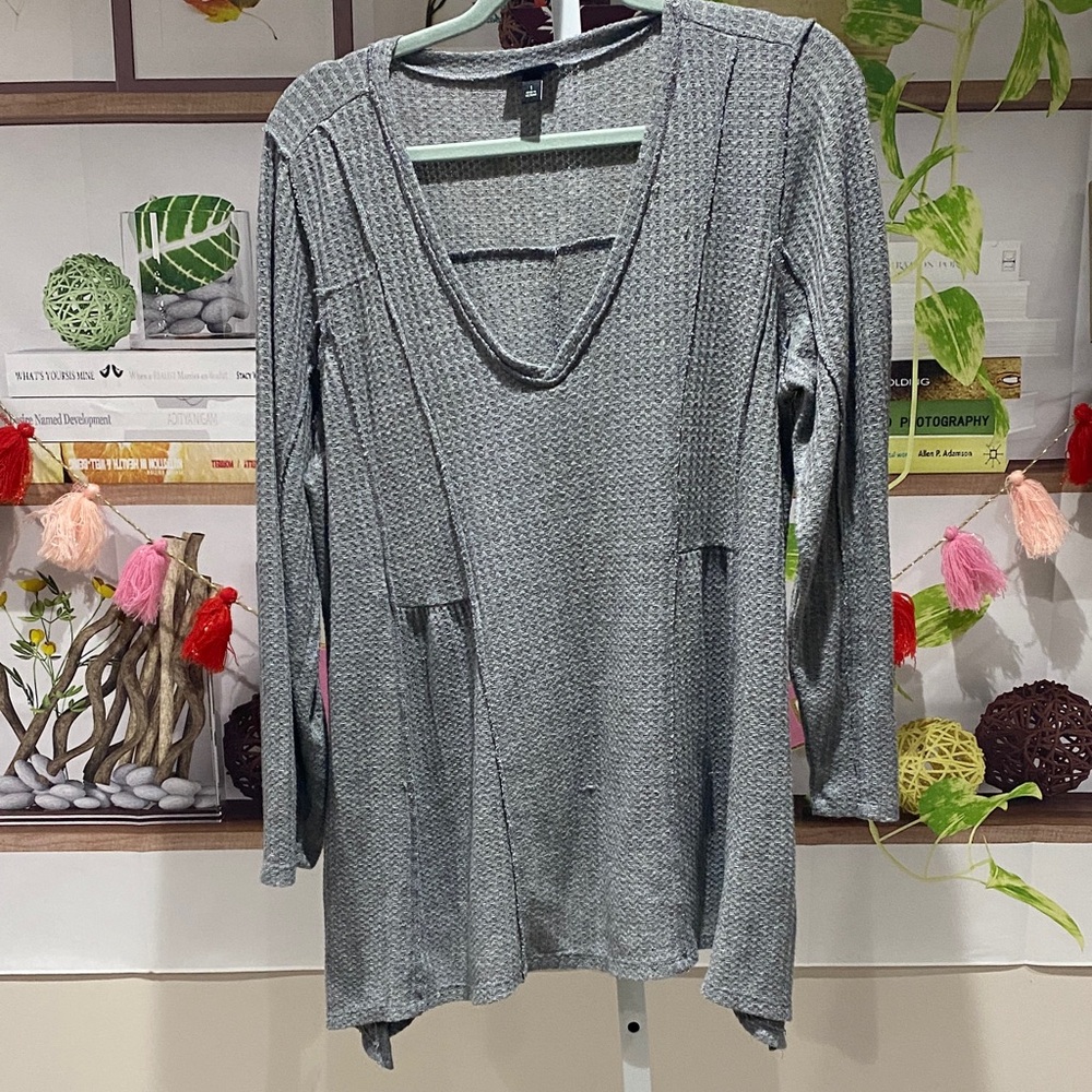 Torrid Heather Gray Textured Knit Top size 1. Has a few little snags. 24 Ptp.
